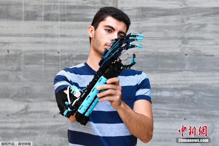 Jovem espanhol cria prótese usando pe?as de Lego
