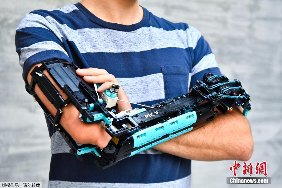 Jovem espanhol cria prótese usando pe?as de Lego