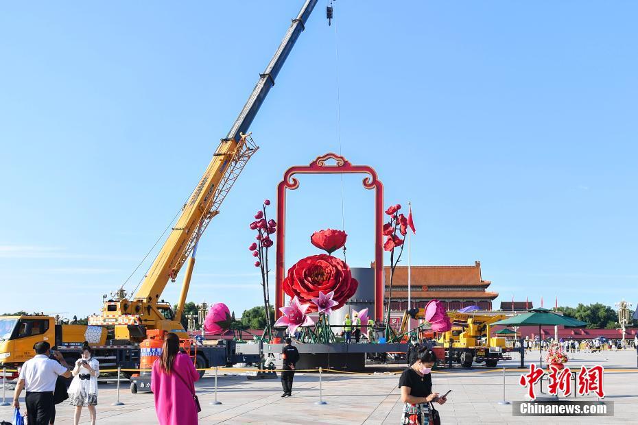 Canteiros de flores s?o instalados Pra?a Tiananmen para celebrar o Dia Nacional