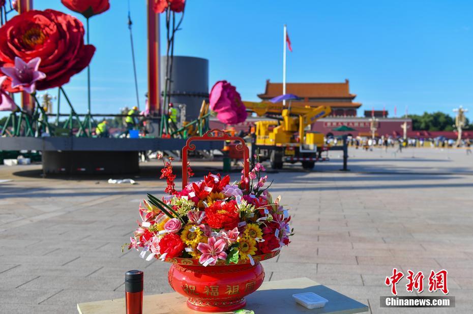 Canteiros de flores s?o instalados Pra?a Tiananmen para celebrar o Dia Nacional