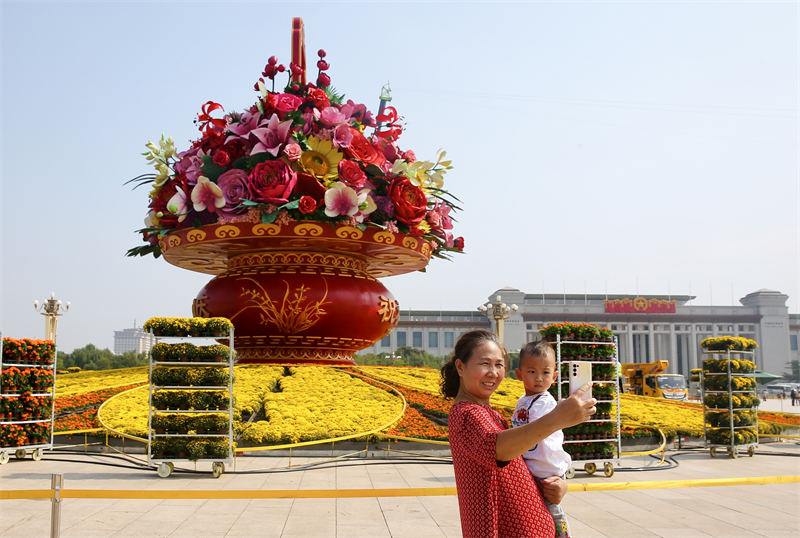 Canteiros de flores s?o instalados na Pra?a Tiananmen para celebrar o Dia Nacional