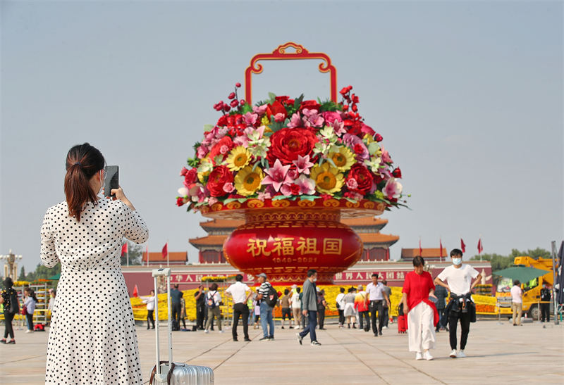 Canteiros de flores s?o instalados na Pra?a Tiananmen para celebrar o Dia Nacional