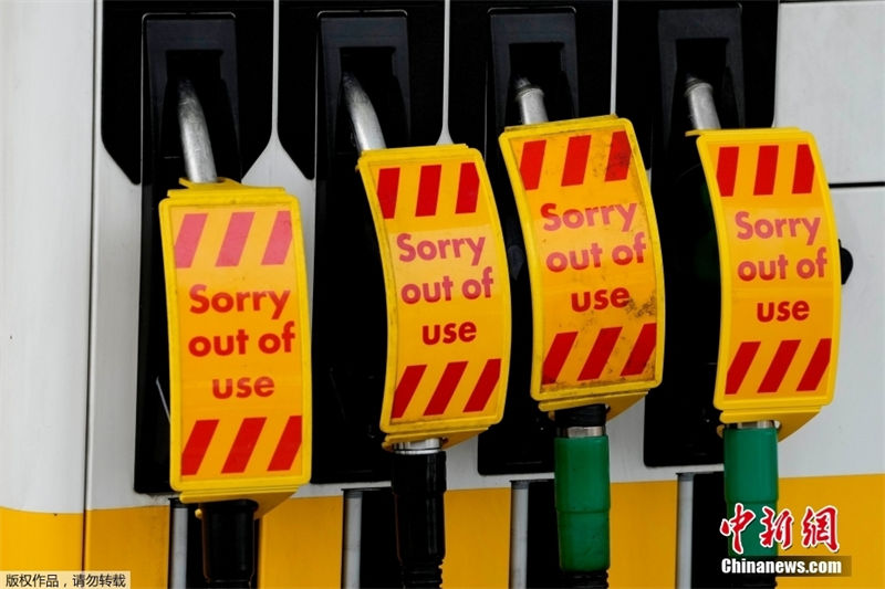 Compras em panico continuam em postos de gasolina no Reino Unido devido interrup??es no fornecimento