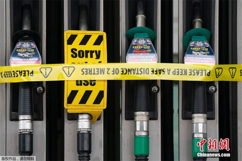 Compras em panico continuam em postos de gasolina no Reino Unido devido interrup??es no fornecimento