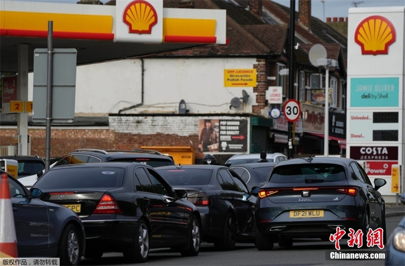 Compras em panico continuam em postos de gasolina no Reino Unido devido interrup??es no fornecimento