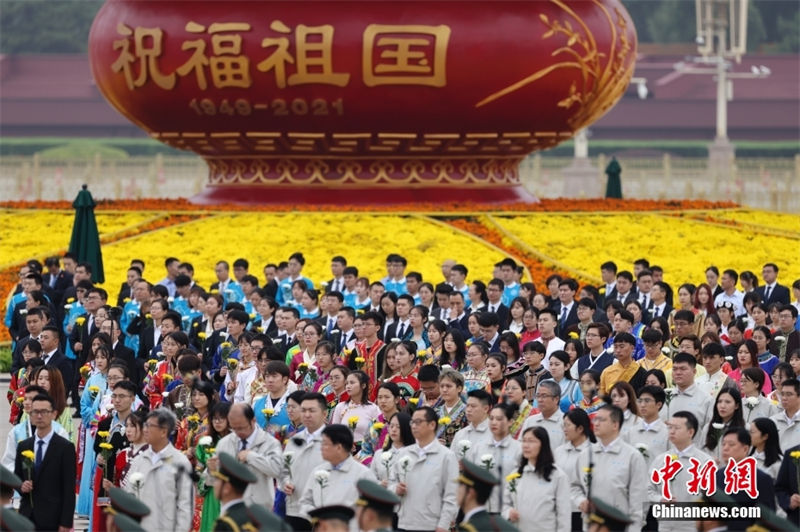 Xi presta homenagem aos heróis nacionais na Pra?a Tiananmen