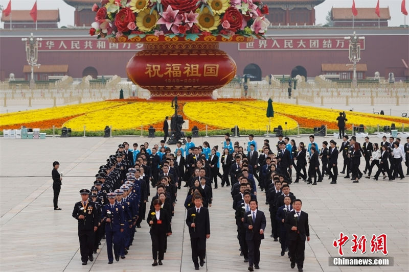 Xi presta homenagem aos heróis nacionais na Pra?a Tiananmen