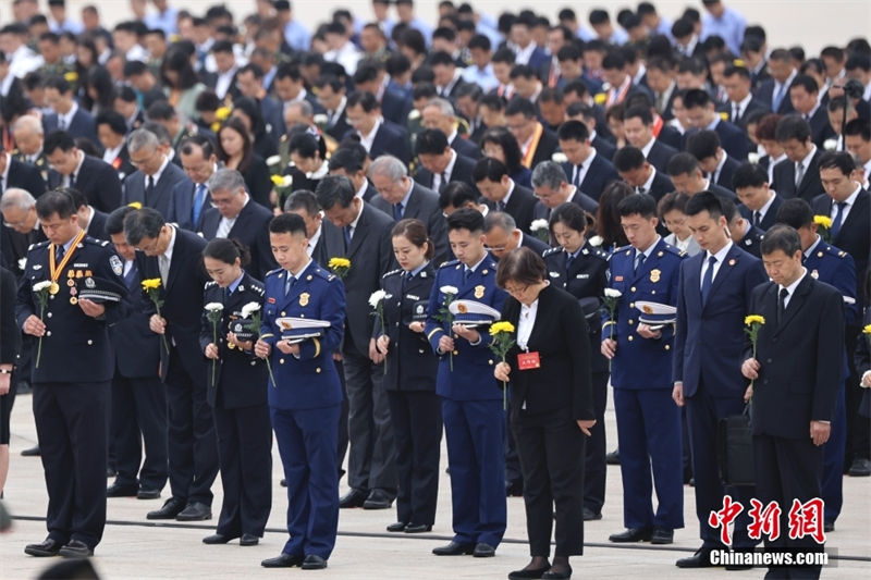 Xi presta homenagem aos heróis nacionais na Pra?a Tiananmen