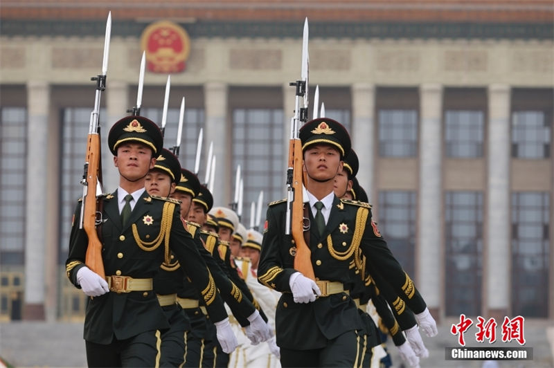 Xi presta homenagem aos heróis nacionais na Pra?a Tiananmen