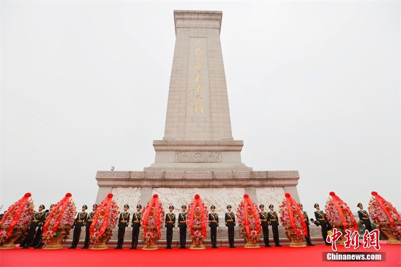 Xi presta homenagem aos heróis nacionais na Pra?a Tiananmen