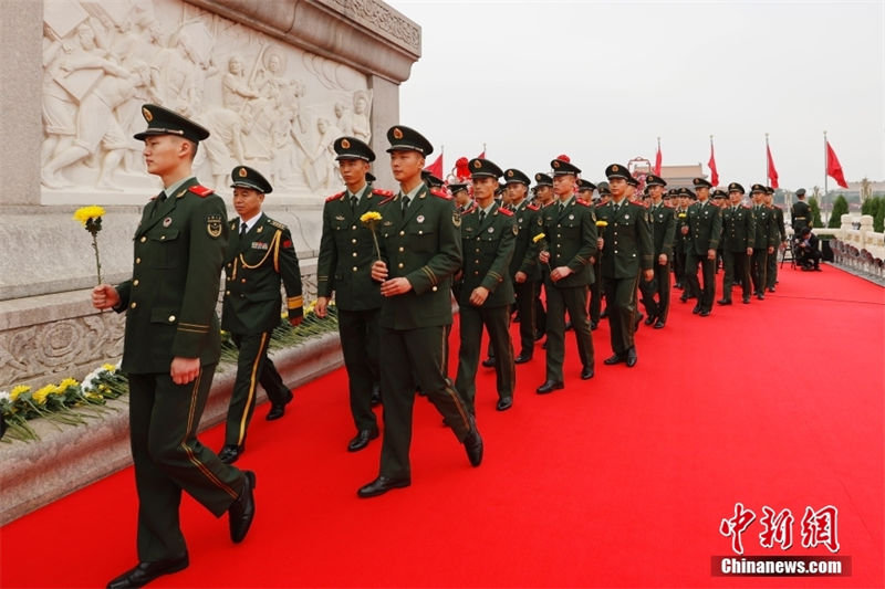 Xi presta homenagem aos heróis nacionais na Pra?a Tiananmen