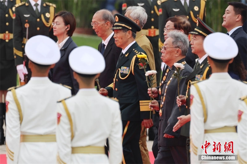 Xi presta homenagem aos heróis nacionais na Pra?a Tiananmen
