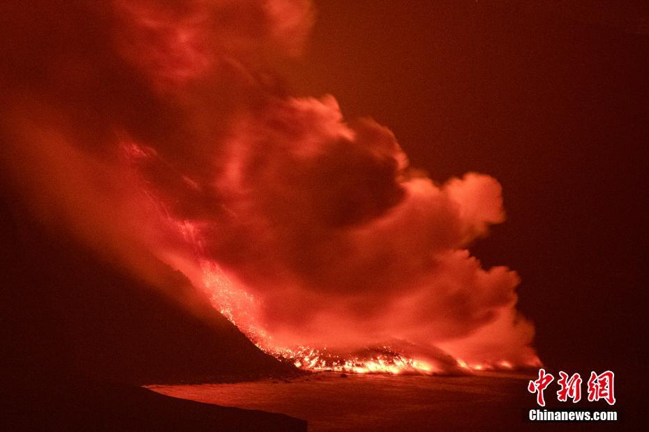 Espanha: lava do vulc?o toca Oceano Atlantico