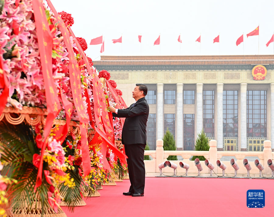 Xi presta homenagem aos heróis nacionais na Pra?a Tiananmen