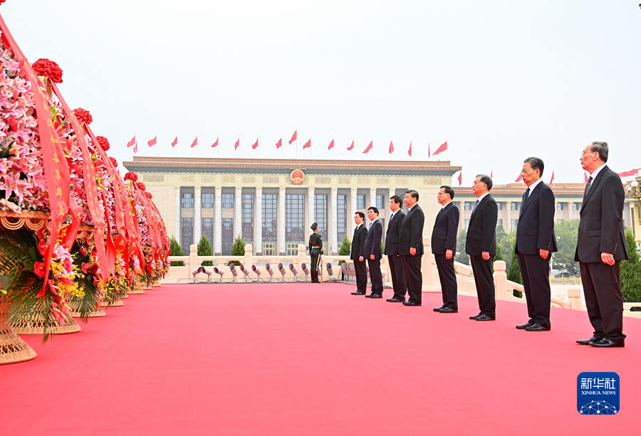 Xi presta homenagem aos heróis nacionais na Pra?a Tiananmen