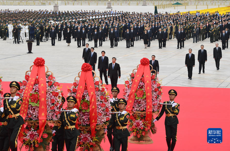 Xi presta homenagem aos heróis nacionais na Pra?a Tiananmen