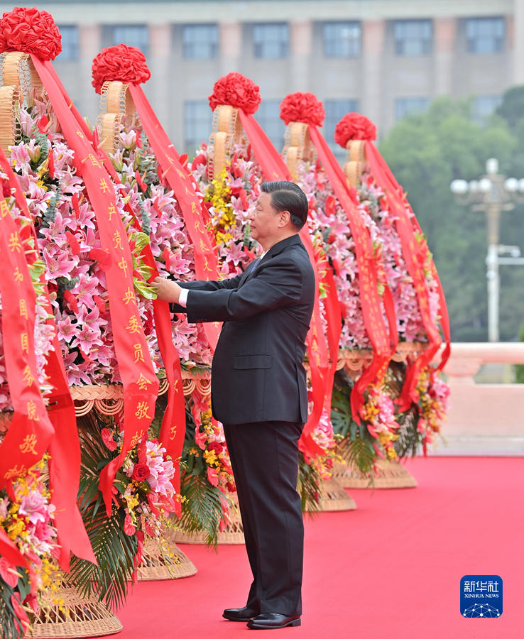 Xi presta homenagem aos heróis nacionais na Pra?a Tiananmen