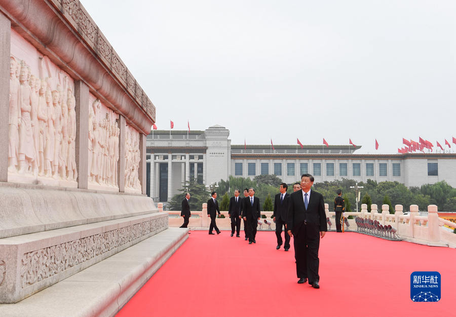 Xi presta homenagem aos heróis nacionais na Pra?a Tiananmen