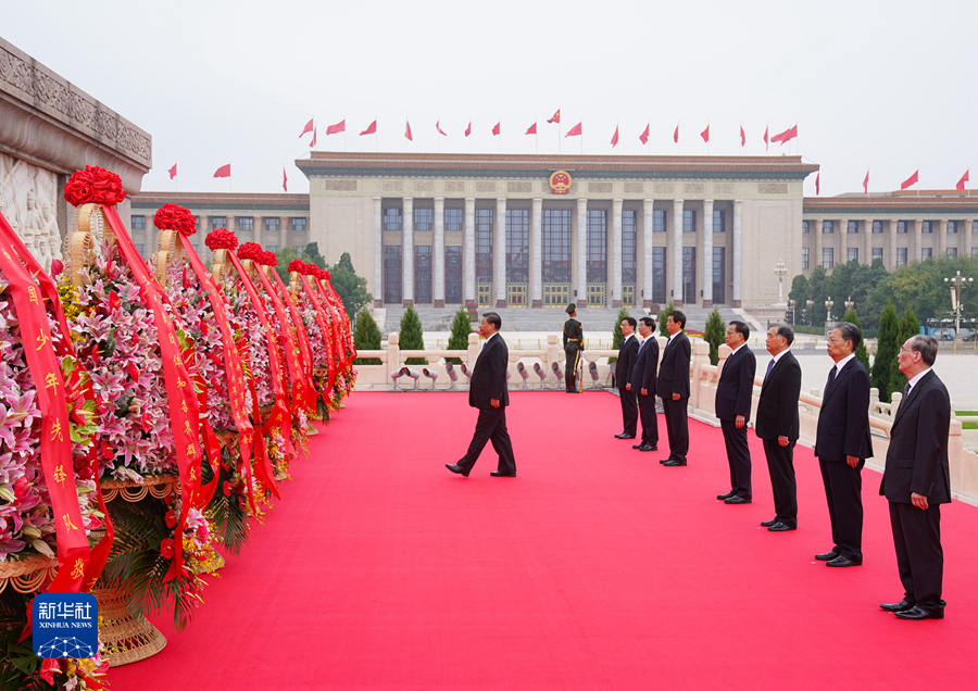 Xi presta homenagem aos heróis nacionais na Pra?a Tiananmen