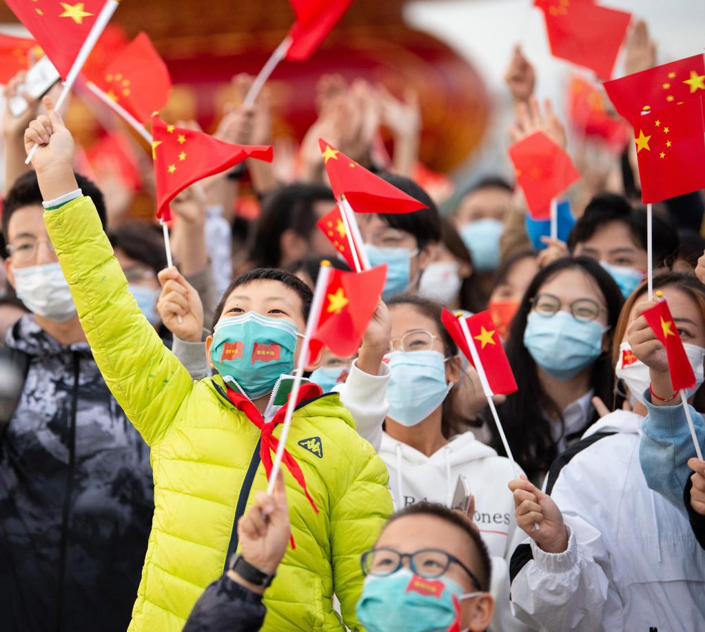 Cerim?nia de hasteamento da bandeira na Pra?a Tian'anmen no Dia Nacional