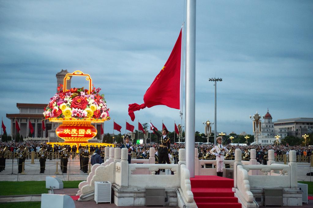 Cerim?nia de hasteamento da bandeira na Pra?a Tian'anmen no Dia Nacional