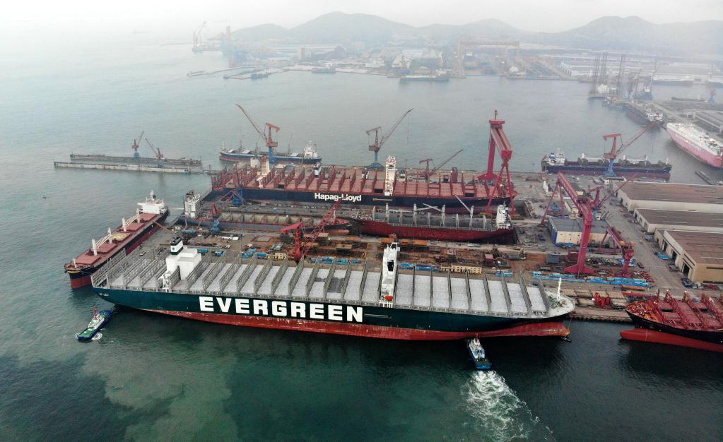 Navio que bloqueou Canal de Suez chega a cidade chinesa de Qingdao para reparos
