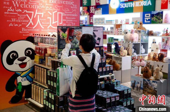 Bazar da CIIE se torna novo ponto turístico para consumidores no feriado do Dia Nacional da China