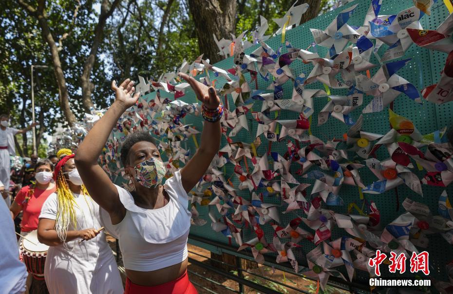 Número de mortes por Covid-19 no Brasil se aproxima de 600 mil, cataventos s?o colocados na rua em memorial