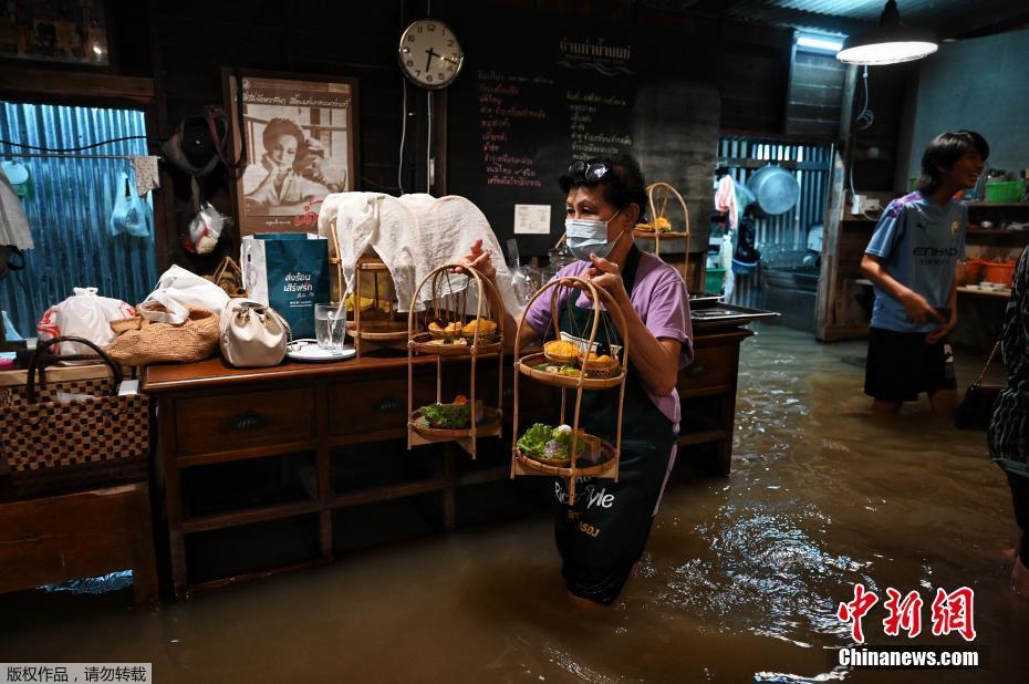 Tailandia: clientes comem em restaurante inundado