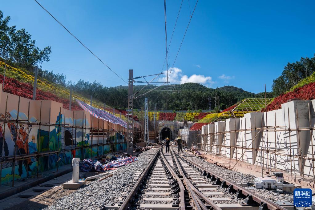 Instala??o de trilhos da ferrovia China-Laos é completamente concluída