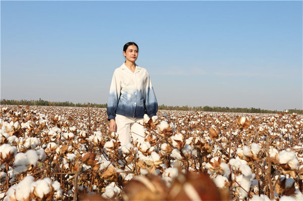 China: desfile de moda é realizado nos campos de algod?o de Xinjiang