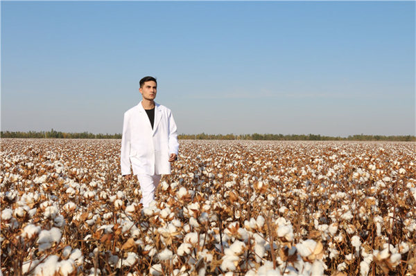 China: desfile de moda é realizado nos campos de algod?o de Xinjiang