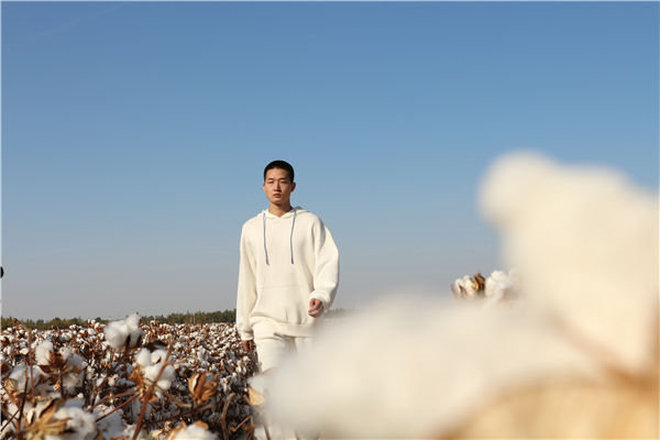 China: desfile de moda é realizado nos campos de algod?o de Xinjiang