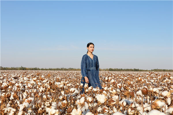 China: desfile de moda é realizado nos campos de algod?o de Xinjiang