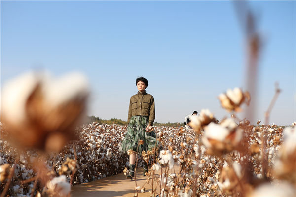 China: desfile de moda é realizado nos campos de algod?o de Xinjiang