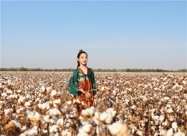 China: desfile de moda é realizado nos campos de algod?o de Xinjiang
