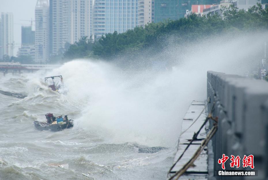 Cidades costeiras do sul da China s?o afetadas por tuf?o Kompasu