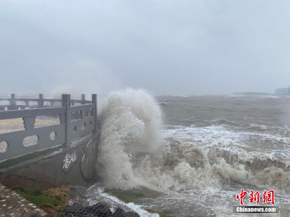 Cidades costeiras do sul da China s?o afetadas por tuf?o Kompasu