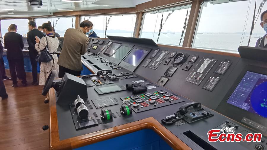 China lan?a primeiro navio de patrulha marítima de 10.000 toneladas em Guangzhou
