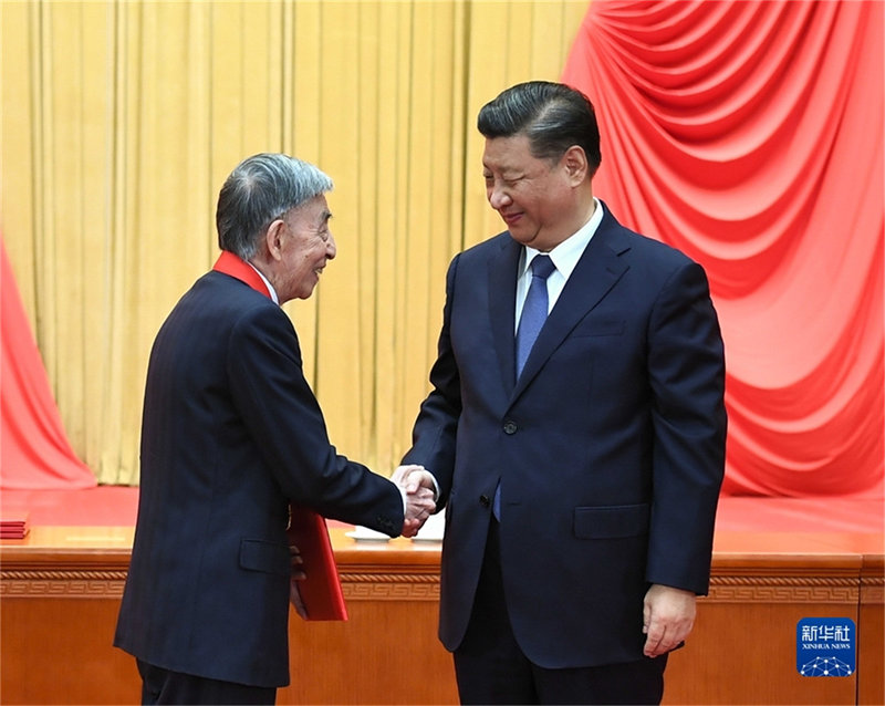 Xi Jinping concede mais alto prêmio chinês de ciência para designer de aeronave e especialista nuclear