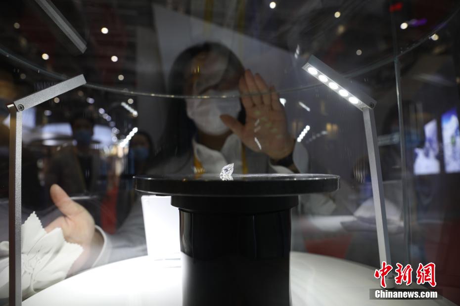 Diamante cultivado de 16,42 quilates em exibi??o na CIIE estabelece recorde global