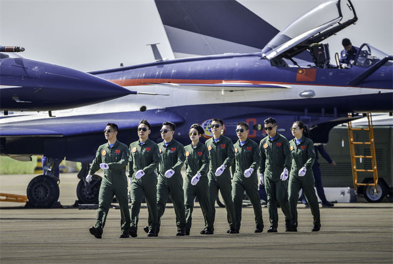 Feliz 72o aniversário para For?a Aérea do Exército de Liberta??o Popular da China