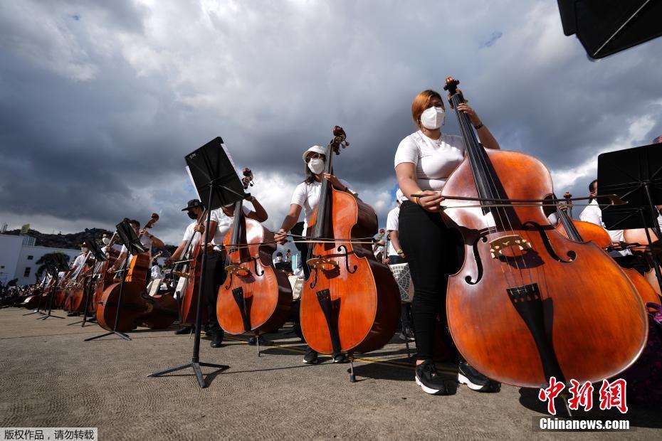Venezuela: orquestra “mais instrumentos” apresenta
