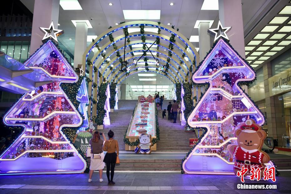 Decora??es de Natal em grande escala iluminam Hong Kong   