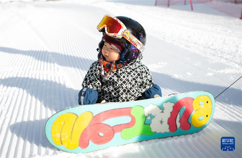 Hebei: bebê de 11 meses pratica esqui no Resort Taizicheng