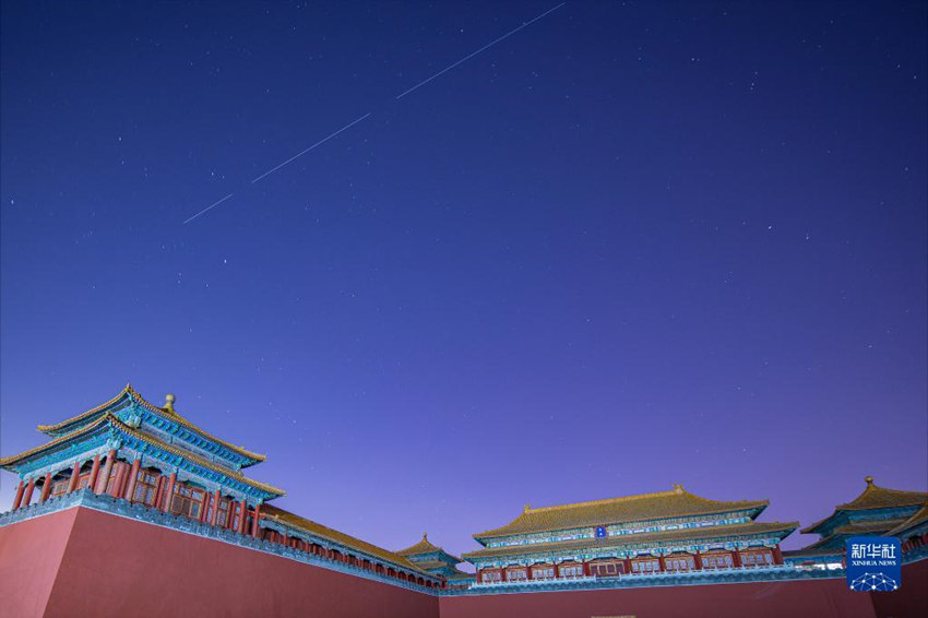 Esta??o espacial de Tiangong voa pelo céu