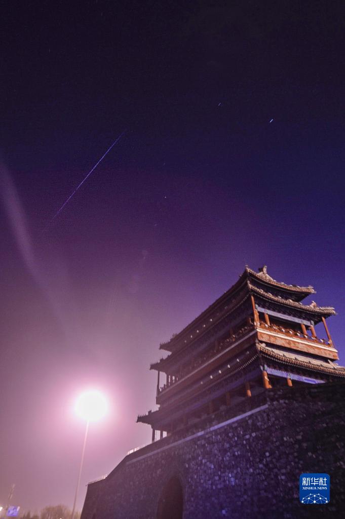 Esta??o espacial de Tiangong voa pelo céu