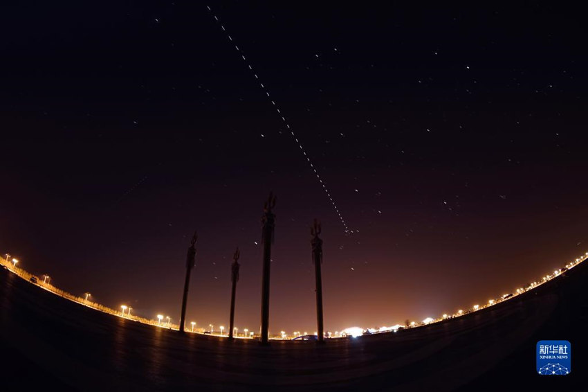 Esta??o espacial de Tiangong voa pelo céu