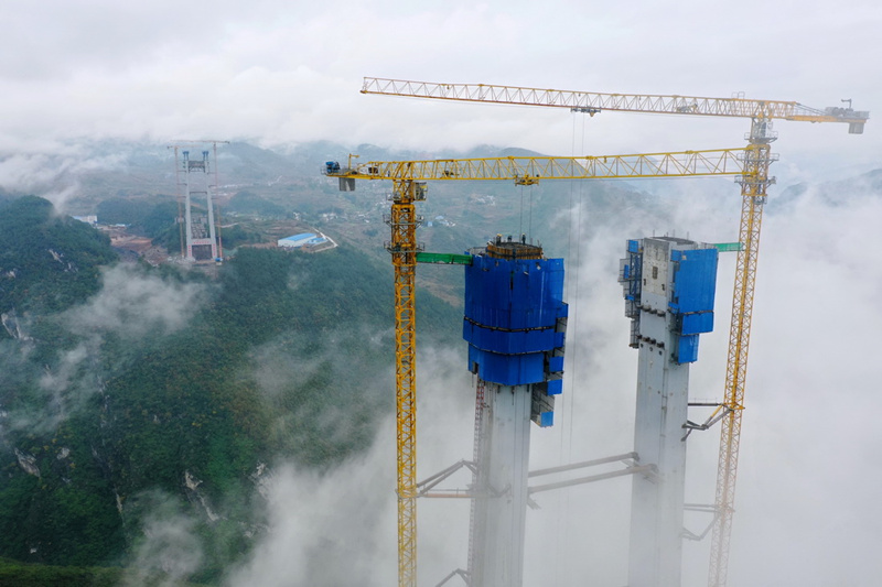 Guizhou: constru??o da torre principal da ponte sobre o rio Tongzi da via expressa Jinsha-Renhuai é concluída