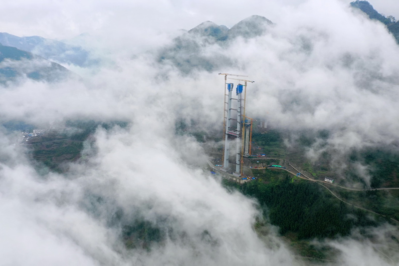 Guizhou: constru??o da torre principal da ponte sobre o rio Tongzi da via expressa Jinsha-Renhuai é concluída